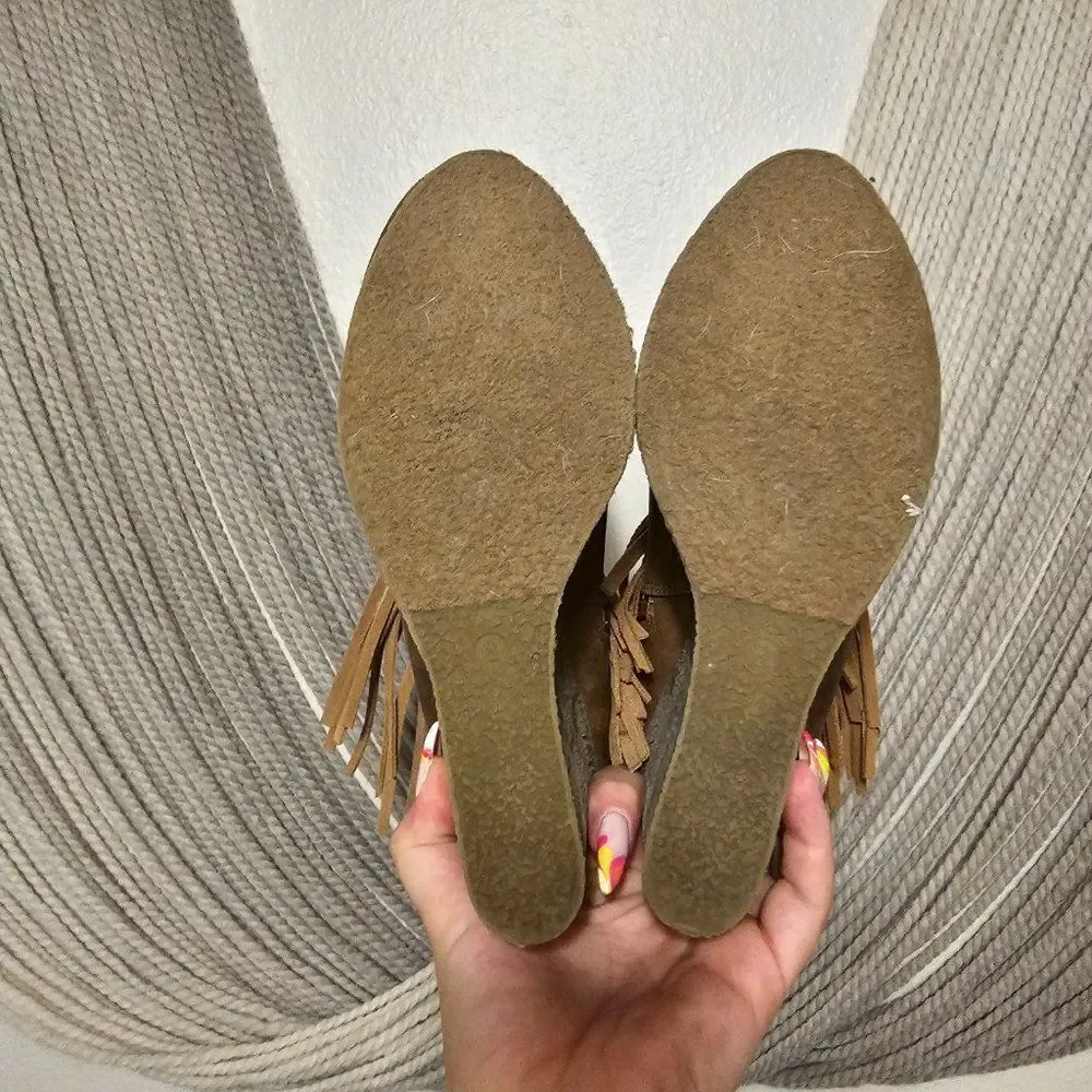 Sbicca Zing Fringe Wedge Bottie Sz 8
